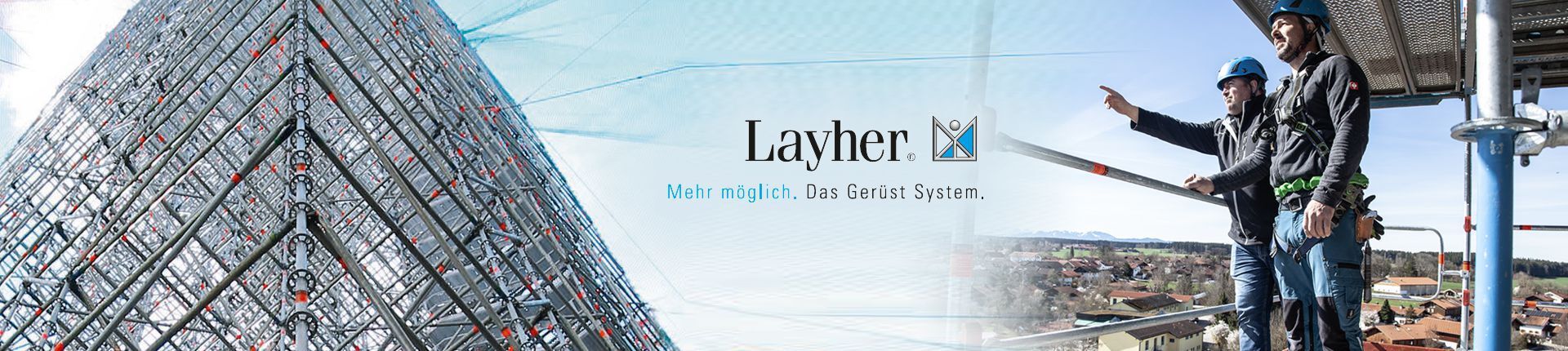 Layher Gerüst von unten nach oben fotografiert auf der linken Seite und zwei Männer auf einem Layher Gerüst auf der rechten Seite Layher Gerüst von unten nach oben fotografiert auf der linken Seite und zwei Männer auf einem Layher Gerüst auf der rechten Seite