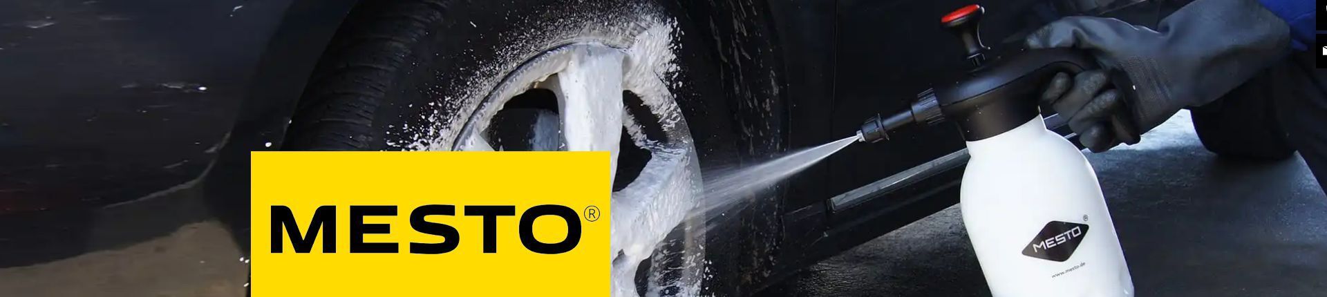 Mesto Drucksprühgerät im Einsatz beim Einschäumen eines Autoreifens Mesto Drucksprühgerät im Einsatz beim Einschäumen eines Autoreifens