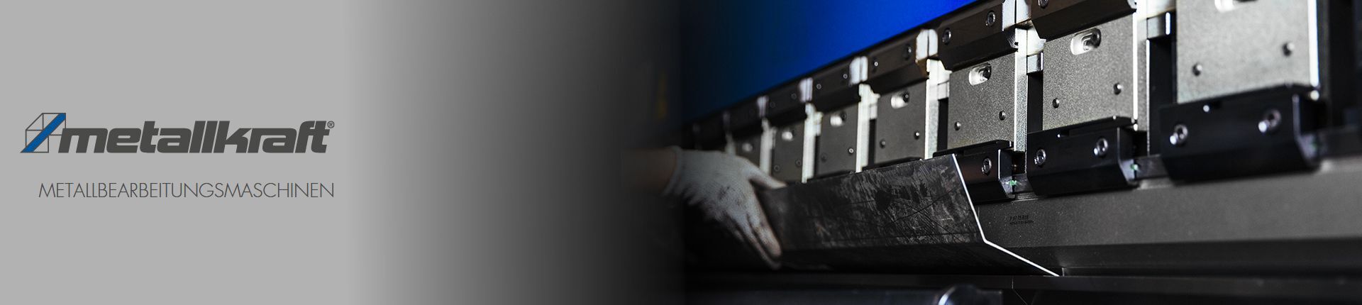 Metallkraft Metallberarbeitungsmaschine in Nahaufname Metallkraft Metallberarbeitungsmaschine in Nahaufname