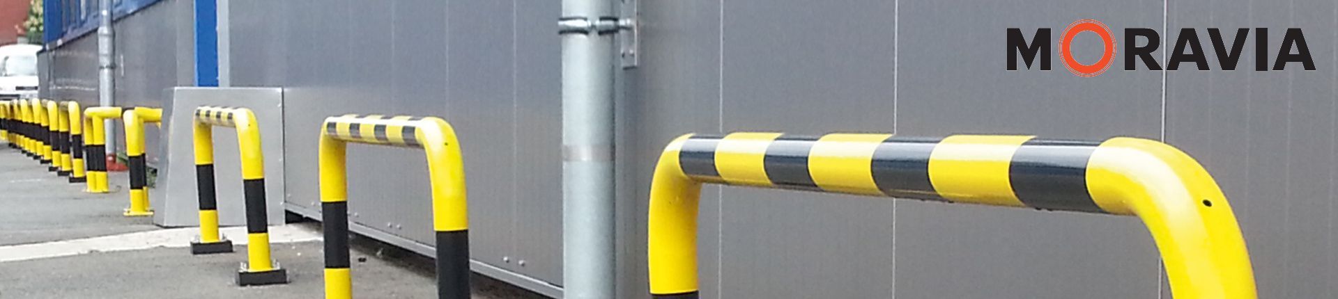 Moravia Rammschutz vor einem Industriegebäude Moravia Rammschutz vor einem Industriegebäude