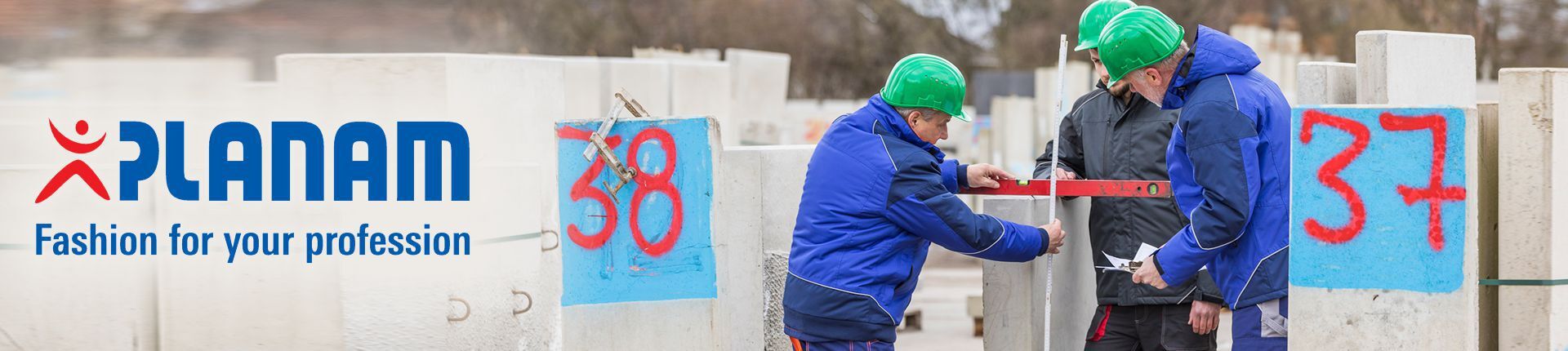 Drei Handwerker in Planam Arbeitskleidung auf einer Baustelle Drei Handwerker in Planam Arbeitskleidung auf einer Baustelle
