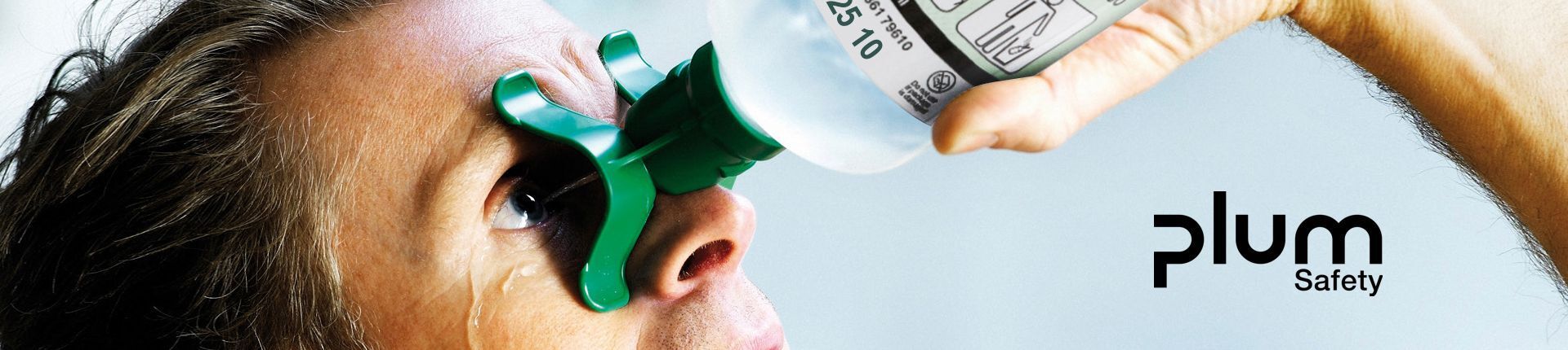 Mann beim Spülen der Augen mit einer Augenspüllösung von plum safety Mann beim Spülen der Augen mit einer Augenspüllösung von plum safety