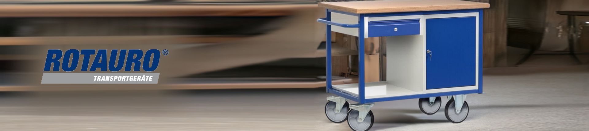 Fahrbare Werkbank von Rotauro in einer Handwerker Werkstatt stehend Fahrbare Werkbank von Rotauro in einer Handwerker Werkstatt stehend