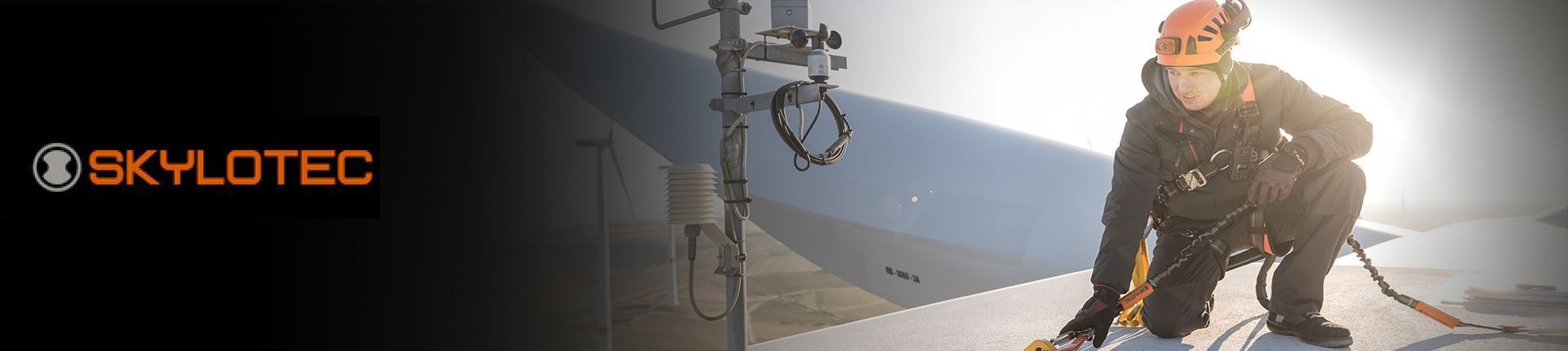 Mann mit Skylotec Absturzsicherung auf dem Top eines Windrads