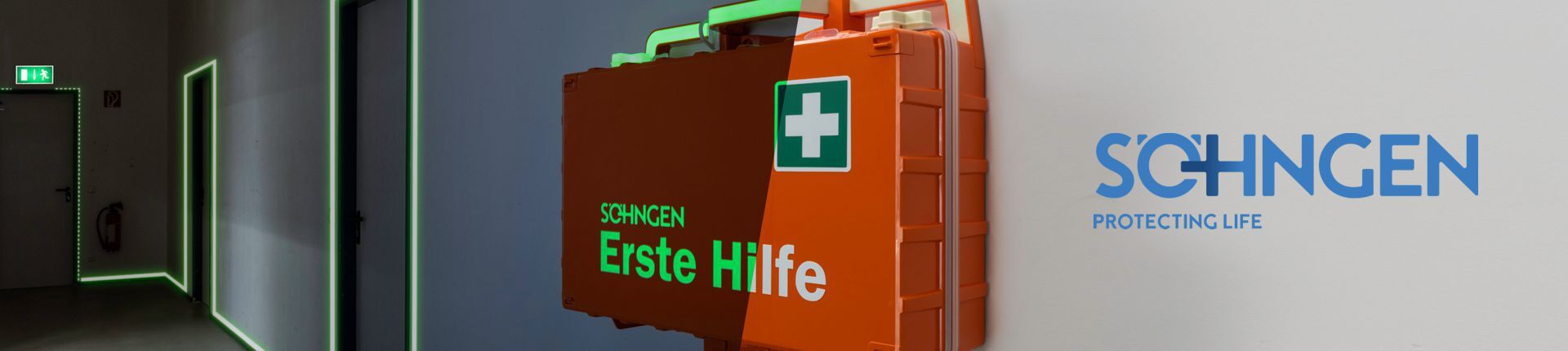 Soehngen Erste Hilfe Koffer an der Wand eines Flurs hängend Soehngen Erste Hilfe Koffer an der Wand eines Flurs hängend
