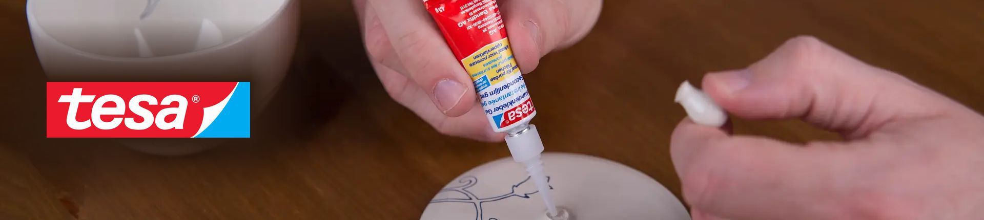 Tesa Sekundenkleber-Gel-Tube im Einsatz beim Kleben einer weißen Porzellanschale Tesa Sekundenkleber-Gel-Tube im Einsatz beim Kleben einer weißen Porzellanschale