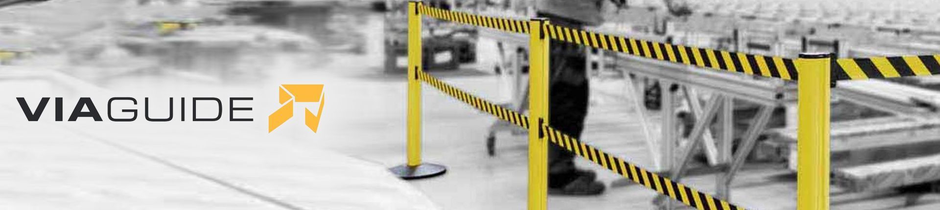 Gelb-schwarze ViaGuide Gurtpfosten in einer Produktionshalle stehend Gelb-schwarze ViaGuide Gurtpfosten in einer Produktionshalle stehend