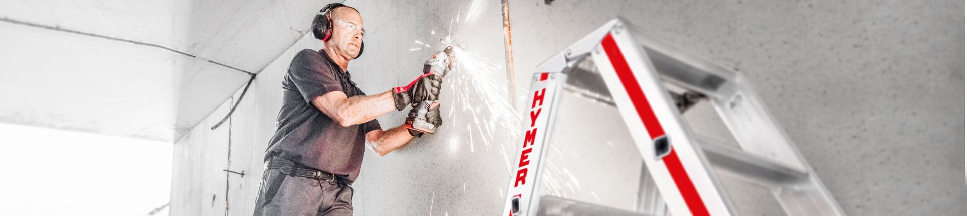 Handwerker neben einer Hymer Stehleiter Handwerker neben einer Hymer Stehleiter
