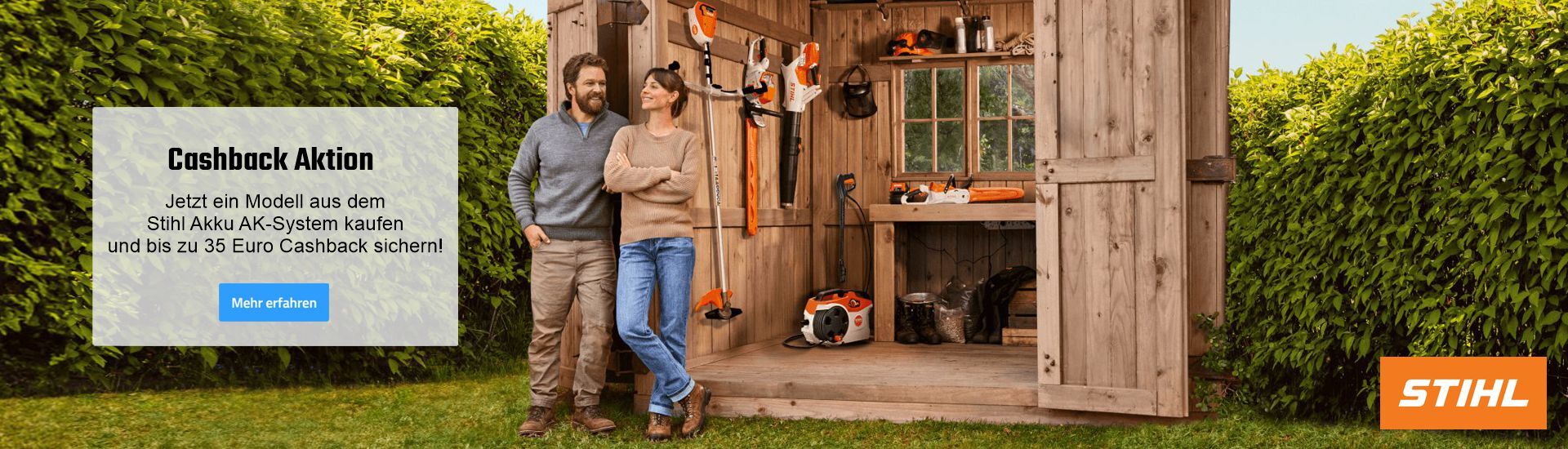 Ein Mann und eine Frau stehen vor einem Gartenhaus aus Holz mit geöffneten Türen, in welchem diverse Stihl Gartengeräte aufbewahrt werden, im Vordergrund zwei iMow Mähroboter.