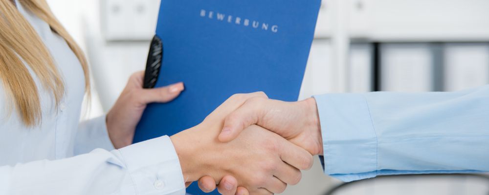 Händeschütteln nach einem erfolgreichen Bewerbungsgespräch Händeschütteln nach einem erfolgreichen Bewerbungsgespräch