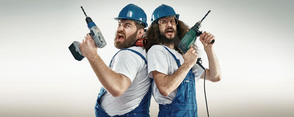 Zwei Handwerker mit Bohrmaschinen Zwei Handwerker mit Bohrmaschinen