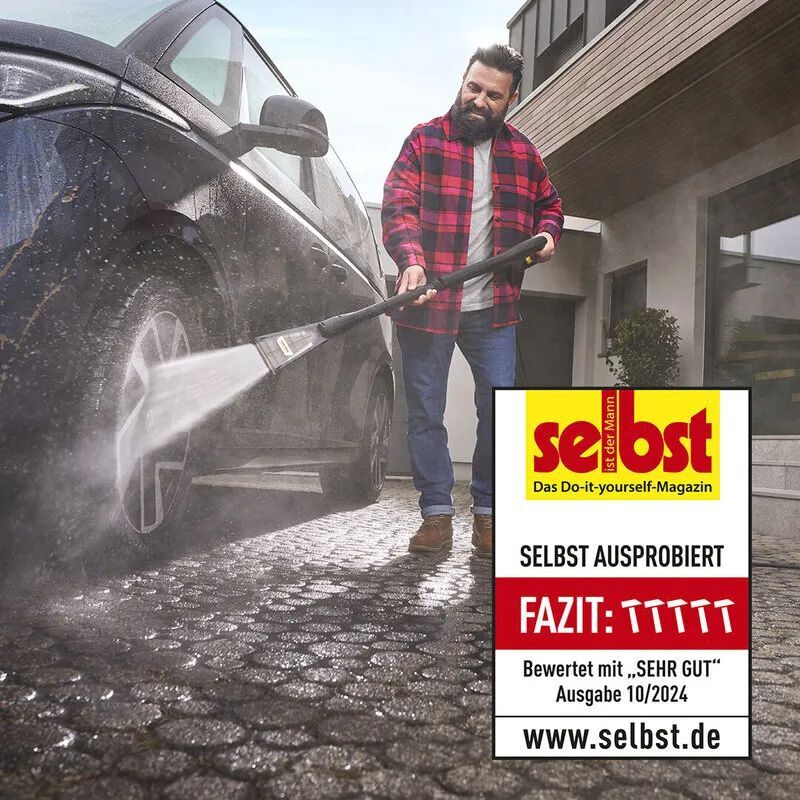 Ein Mann reinigt mit dem Kärcher Eco Booster die Felgen eines Autos