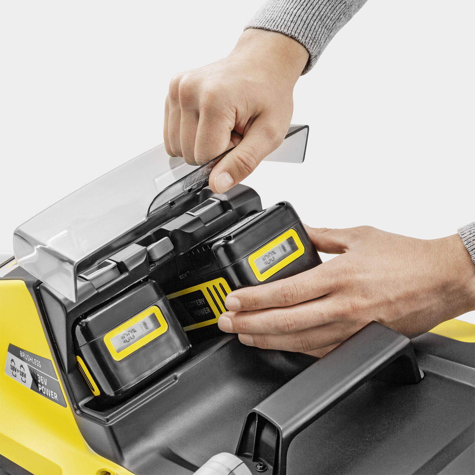 Kärcher Akku-Rasenmäher LMO 5-18 Dual Battery Einstecken der Akkus am Gerät bild 2