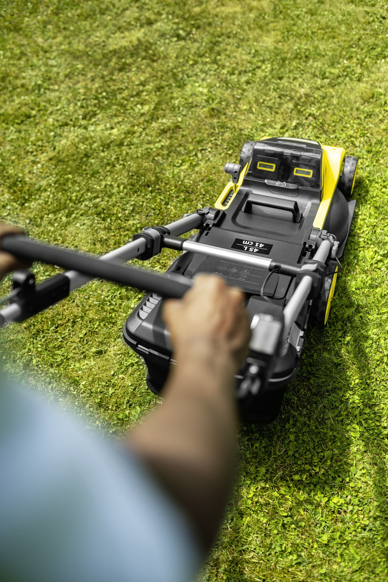 Kärcher Akku-Rasenmäher LMO 5-18 Dual Battery im Einsatz beim Rasenmähen Produktbild Kärcher Akku-Rasenmäher LMO 5-18 Dual Battery im Einsatz beim Rasenmähen bild 6