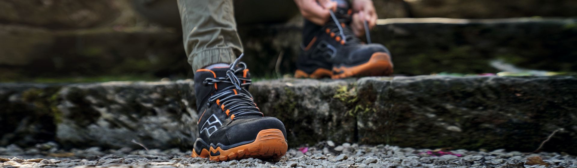 Person mit Stihl Arbeitsstiefeln Person mit Stihl Arbeitsstiefeln
