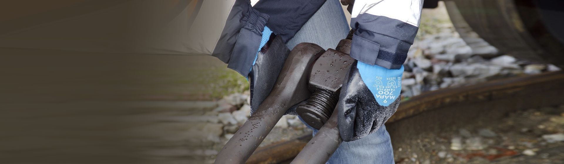 Grüner Ansell Kälteschutzhandschuh im Einsatz beim Bepacken einer Eisbox Grüner Ansell Kälteschutzhandschuh im Einsatz beim Bepacken einer Eisbox