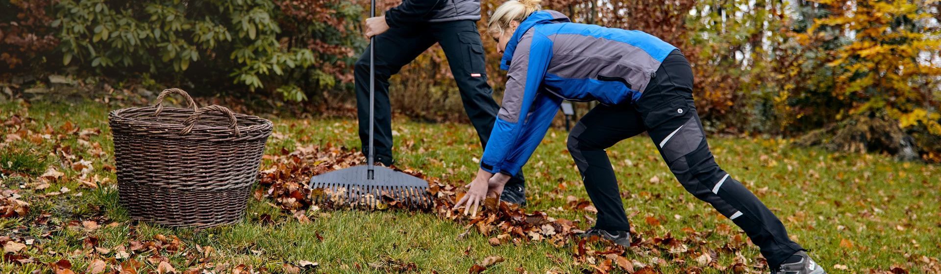 Mann und Frau in Arbeitskleidung bei der Gartenarbeit Mann und Frau in Arbeitskleidung bei der Gartenarbeit