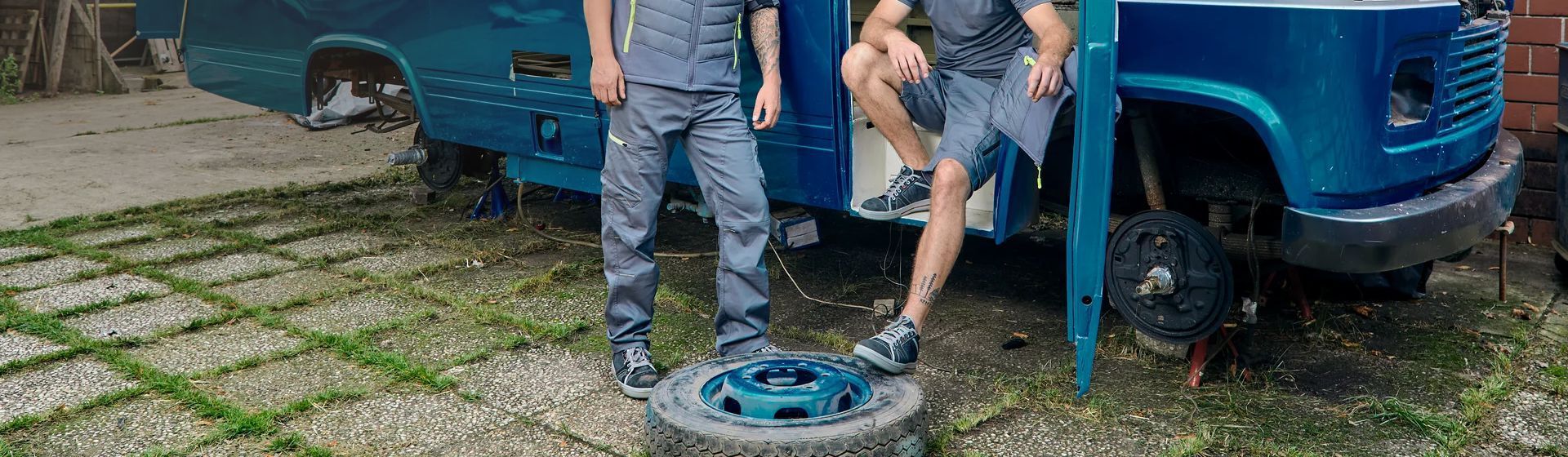 Handwerker in grauen kurzen Arbeitshosen