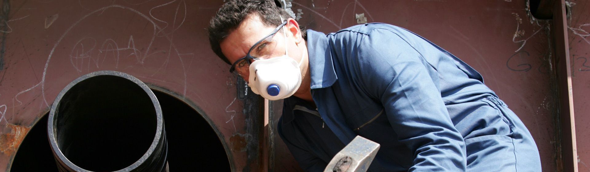 Handwerker mit einer Atemschutzmaske von Ekastu Safety Handwerker mit einer Atemschutzmaske von Ekastu Safety