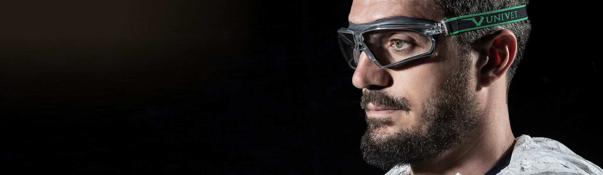 Mann mit einer Schutzbrille von Univet Mann mit einer Schutzbrille von Univet