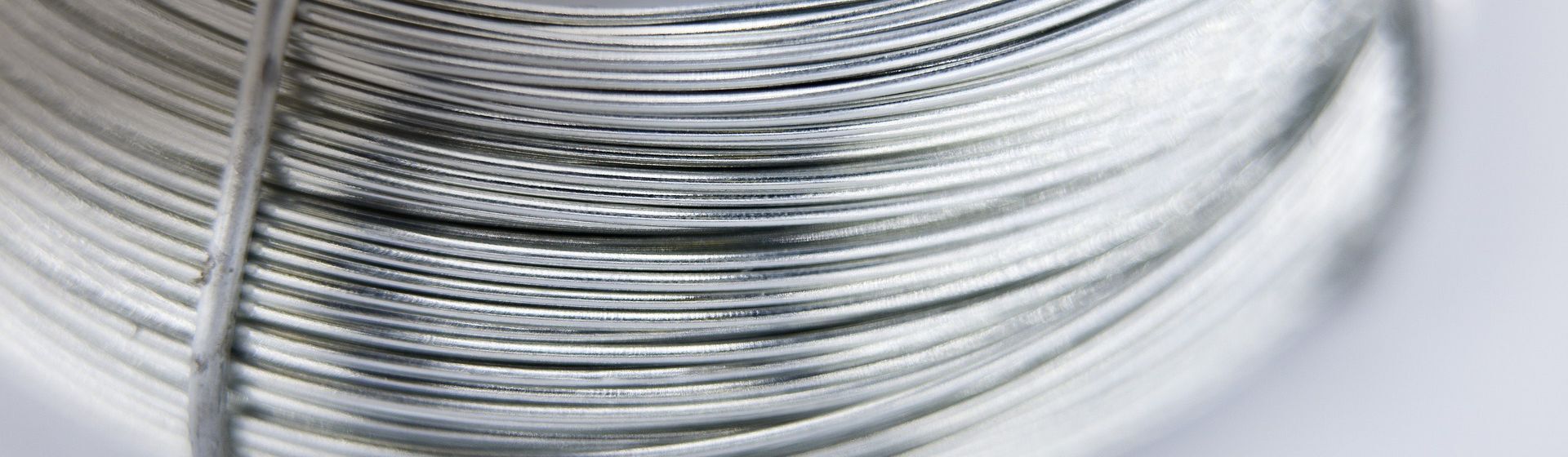 Silberfarbener Draht aufgerollt