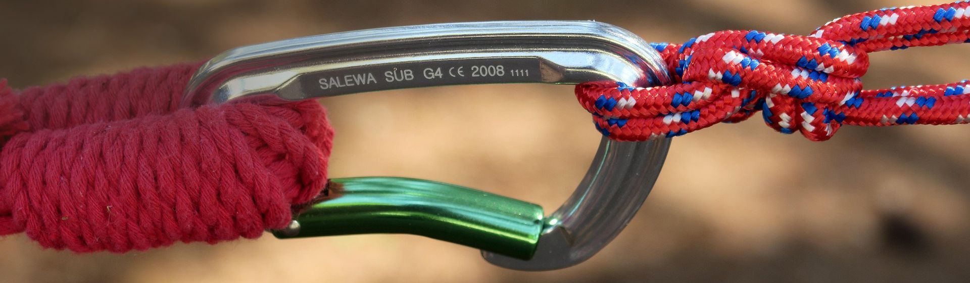 Karabinerhaken verbindet zwei Seile Karabinerhaken verbindet zwei Seile