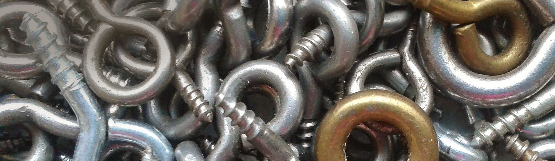 Ringschrauben auf einem Haufen liegend