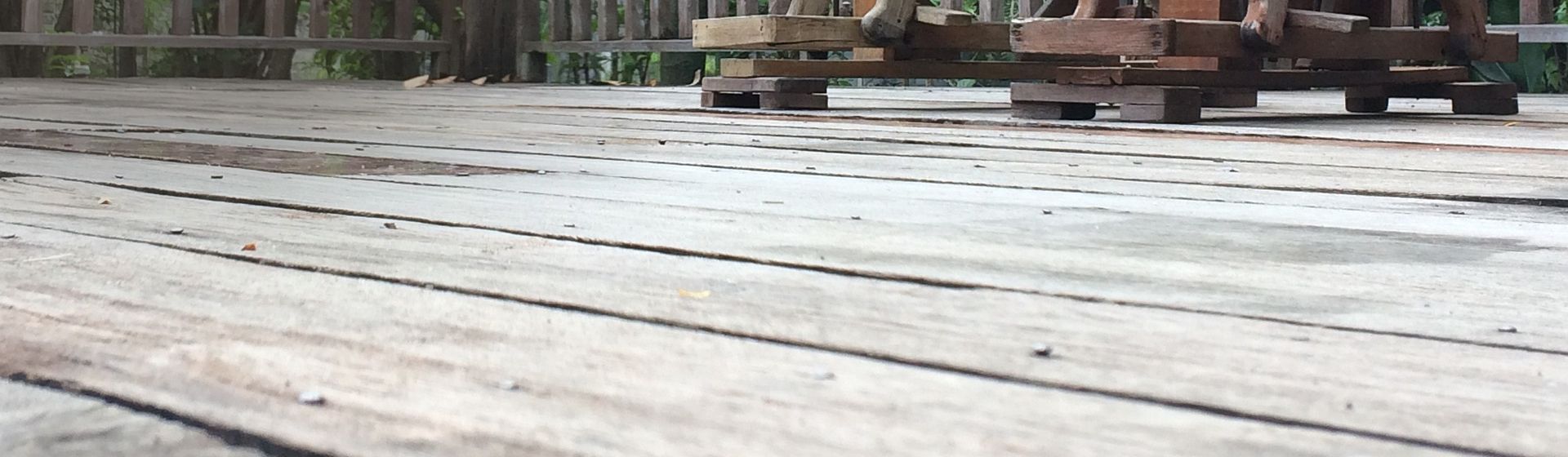 Holzboden einer Terrasse in Nahaufname
