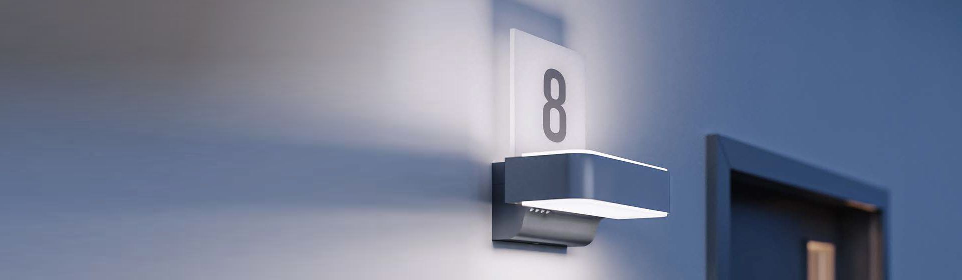 Steinel Sensor-Hausnummernleuchte montiert an einer Hauswand Steinel Sensor-Hausnummernleuchte montiert an einer Hauswand