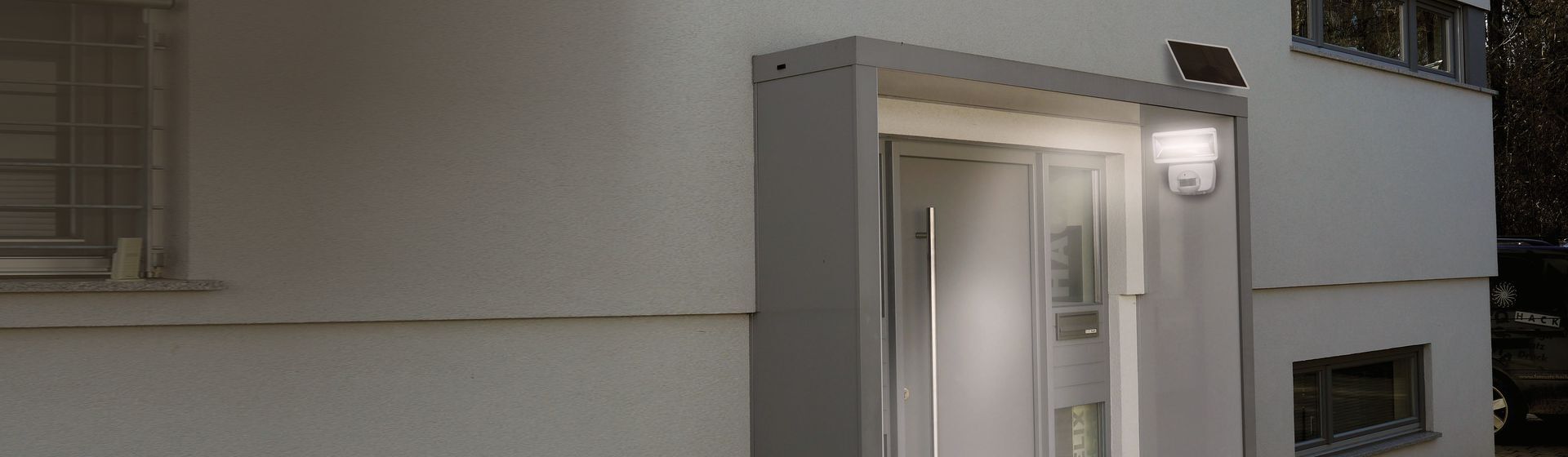 Brennenstuhl Solar LED Strahler SOL 800 montiert an einem Hauseingang