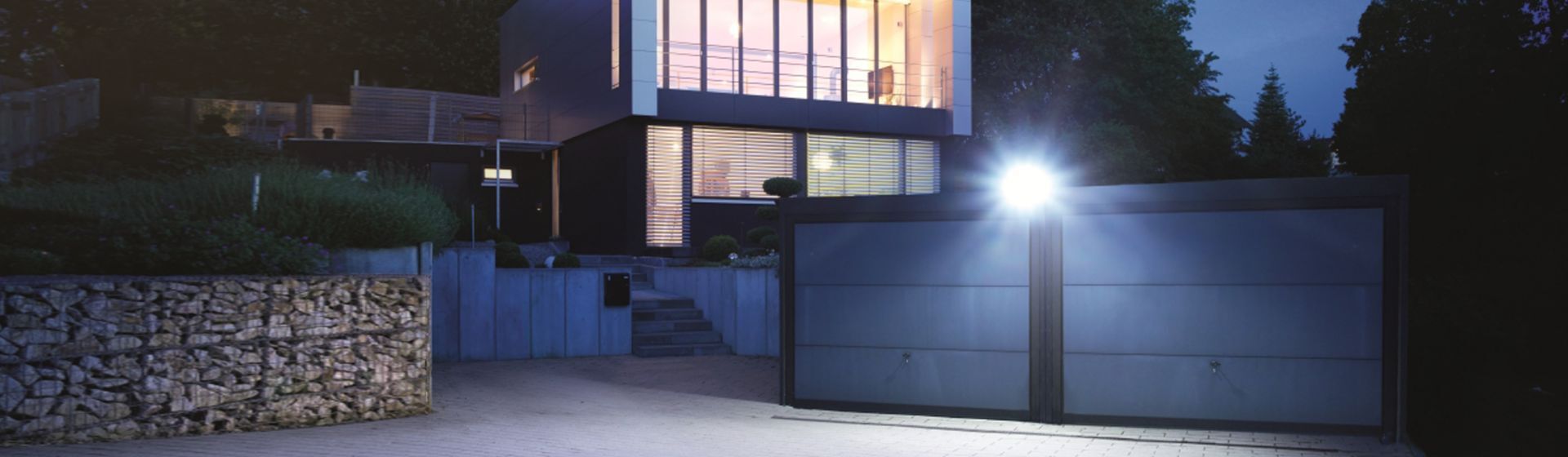 Steinel LED Strahler XLED home 2 XL SL LED im Einsatz Steinel LED Strahler XLED home 2 XL SL LED im Einsatz