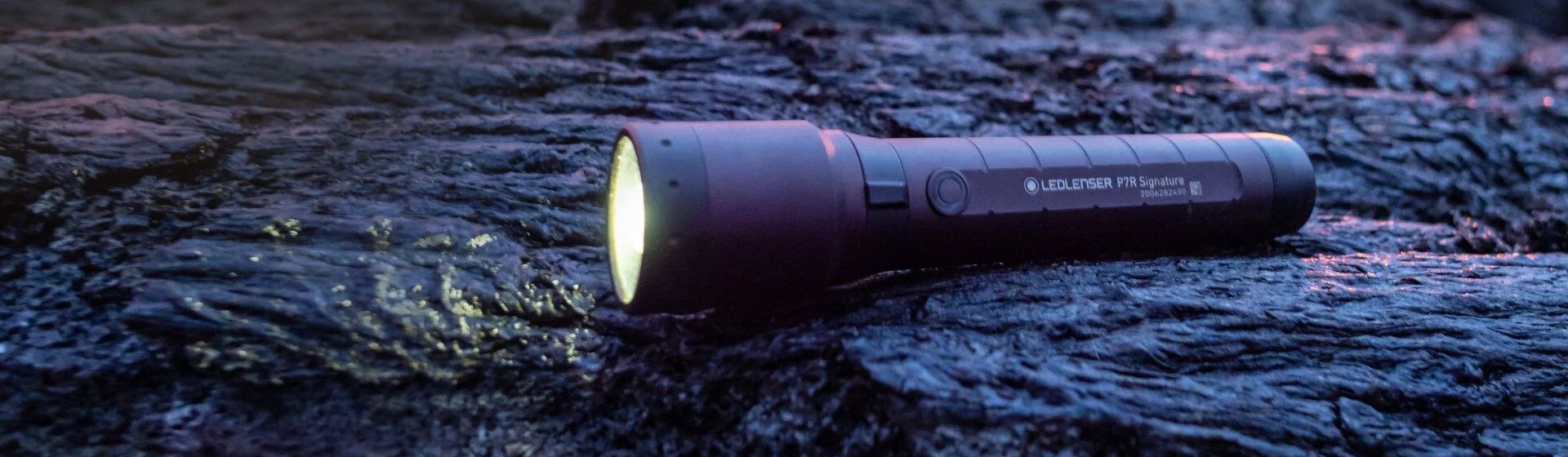 Ledlenser Taschenlampe auf einem Felsen liegend Ledlenser Taschenlampe auf einem Felsen liegend
