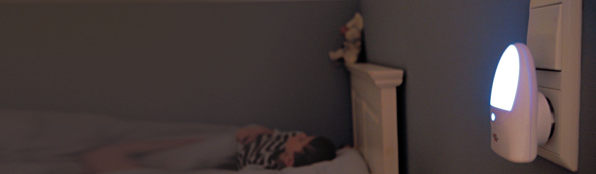 Brennenstuhl Orientierungslicht eingesteckt in der Steckdose in einem Kinderzimmer