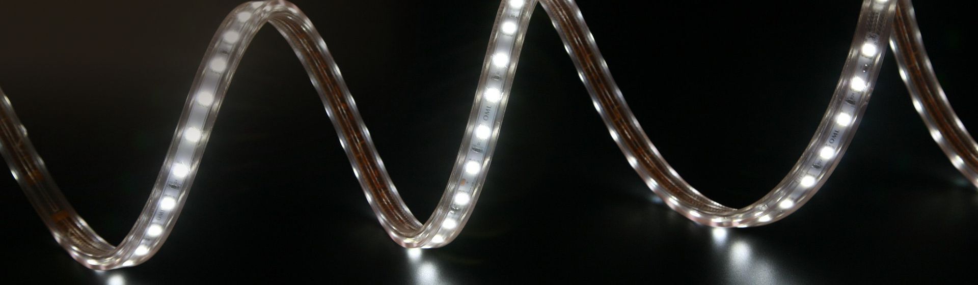 Weißer LED Stripe vor schwarzem Hintergrund