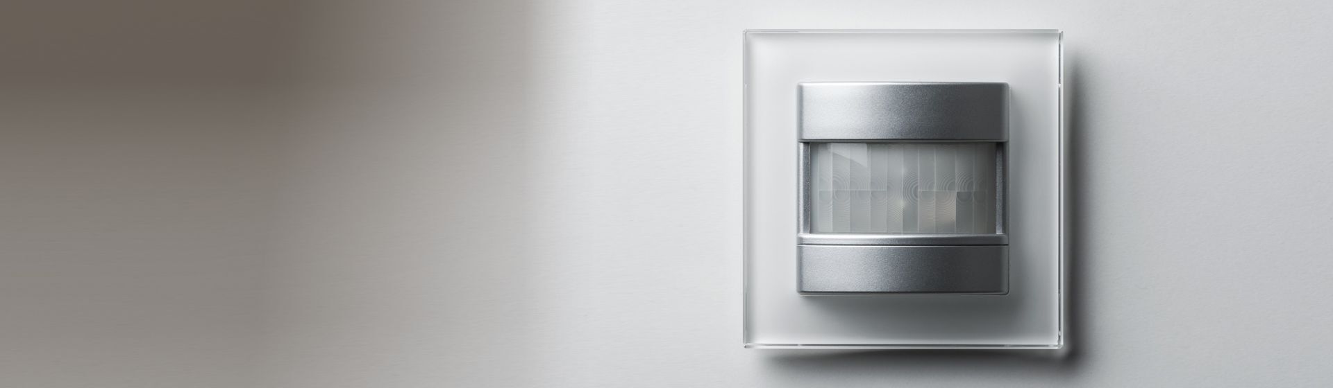Bewegungsmelder montiert an einer grauen Hauswand
