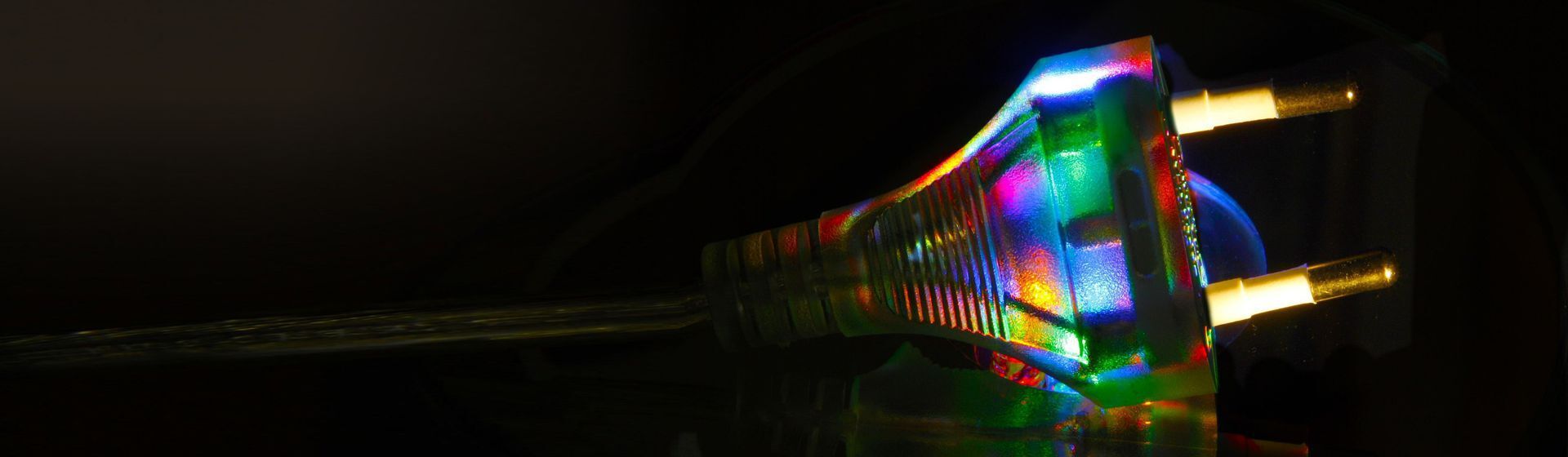 Bunt angeleuchteter Netzstecker
