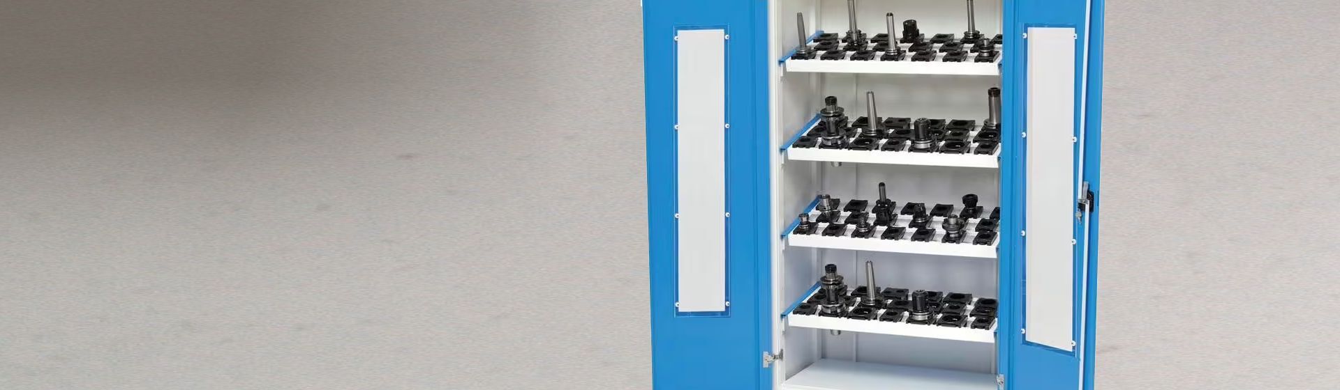 Blick in einen geöffneten CNC Lagerschrank von Bedrunka+Hirth Blick in einen geöffneten CNC Lagerschrank von Bedrunka+Hirth