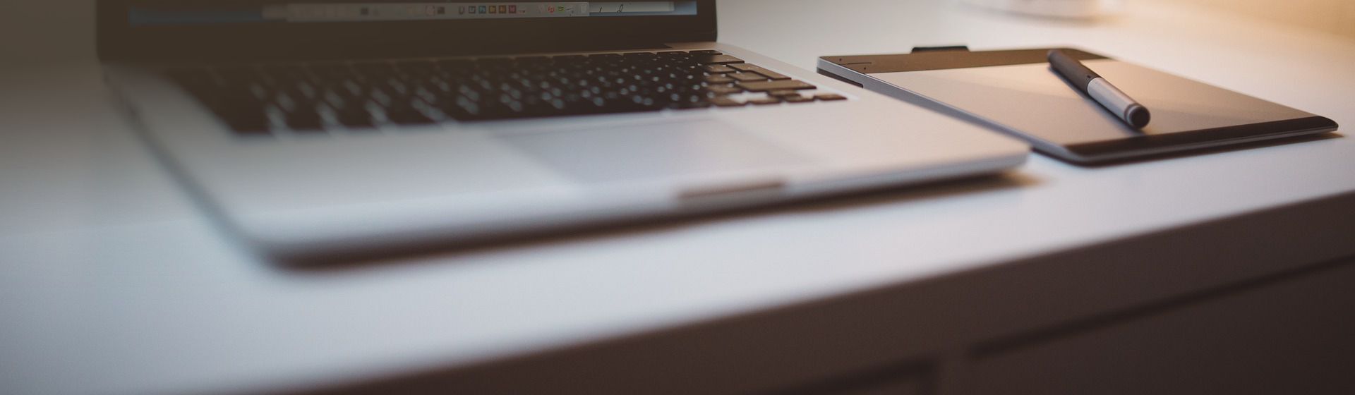 Laptop und Touchpad auf einer grauen Schreibtischplatte stehend Laptop und Touchpad auf einer grauen Schreibtischplatte stehend