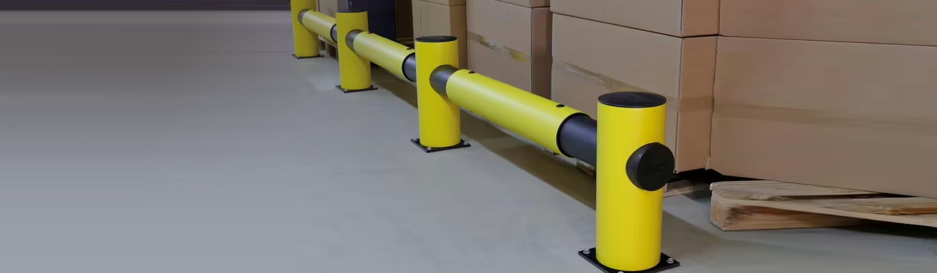 Schwarz-gelbe Rammschutz Barriere von Dancop schützt Paletten mit gepackten Paketen Schwarz-gelbe Rammschutz Barriere von Dancop schützt Paletten mit gepackten Paketen