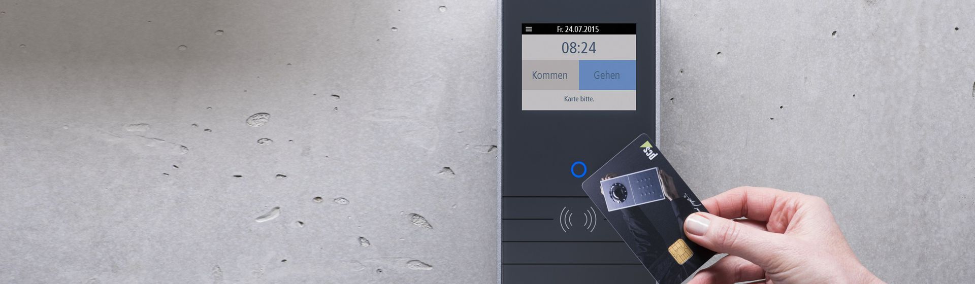 An einer grauen Wand montiertes digitales Zeiterfassungsgerät An einer grauen Wand montiertes digitales Zeiterfassungsgerät