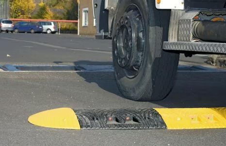 kategorie betriebsausstattung aussenanlagen kabelbruecken fahrbahnschwelle teaser