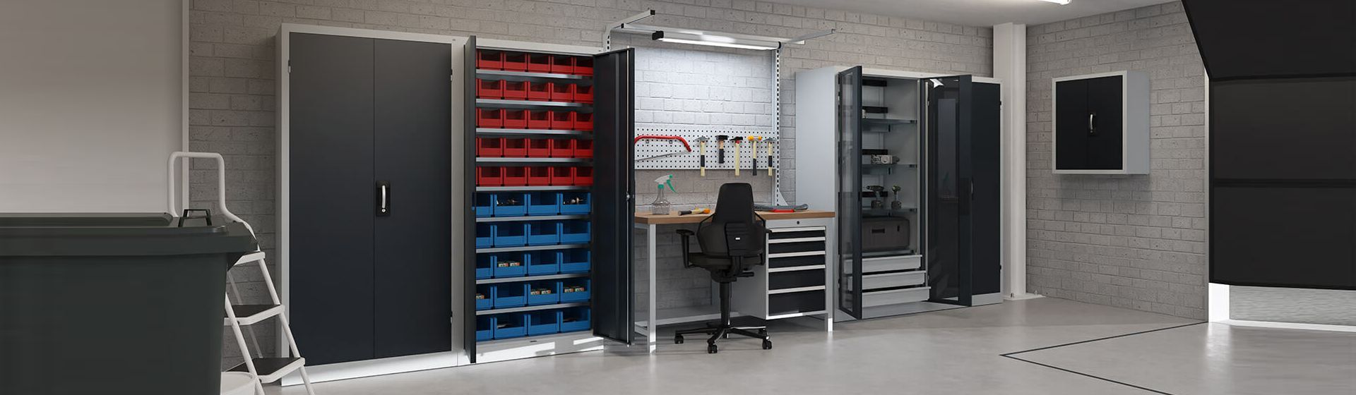 Blick auf eine Werkstattschrankwand mit integriertem Arbeitsplatz in einer Werkstatt Blick auf eine Werkstattschrankwand mit integriertem Arbeitsplatz in einer Werkstatt