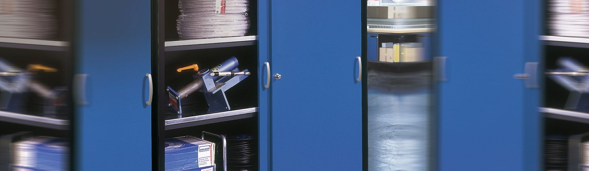 Blauer C + P Flügeltüren-Schwerlastschrank in der Nahaufnahme Blauer C + P Flügeltüren-Schwerlastschrank in der Nahaufnahme