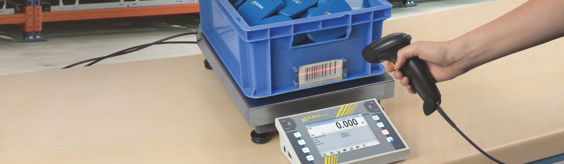 Blauer Behälter gefüllt mit blauen Kleinteilen auf einer Kern Zählwaage stehend Blauer Behälter gefüllt mit blauen Kleinteilen auf einer Kern Zählwaage stehend