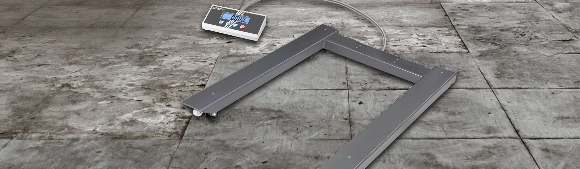 Kern Bodenwaage in Nahaufnahme auf einem Steinboden stehend Kern Bodenwaage in Nahaufnahme auf einem Steinboden stehend