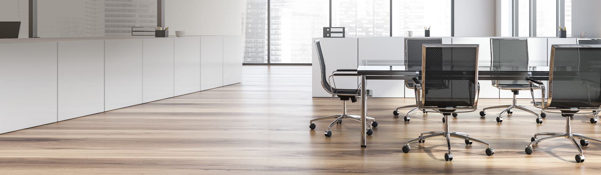 Blick in einen Besprechungsraum eingerichtet mit Sideboards und einem Konferenztisch mit Bürostühlen Blick in einen Besprechungsraum eingerichtet mit Sideboards und einem Konferenztisch mit Bürostühlen