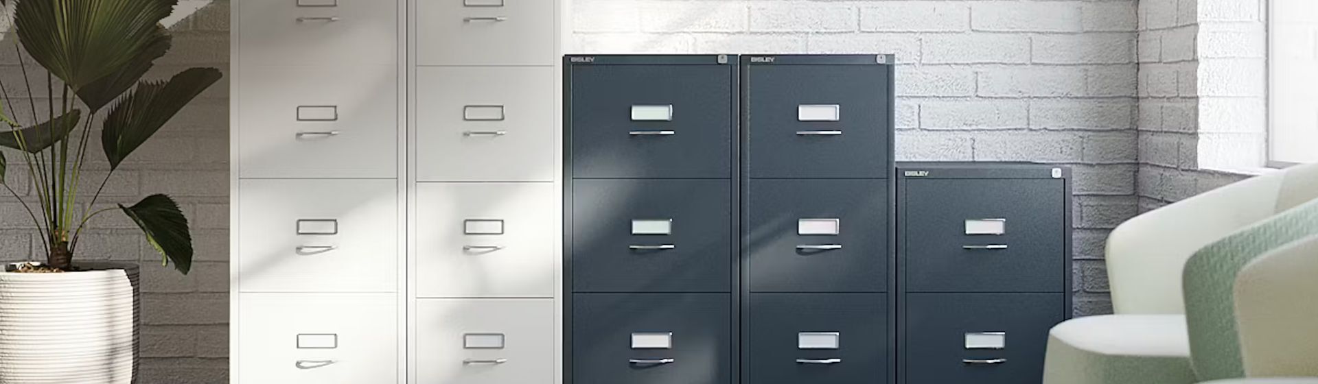 Weiße und dunkelgraue Aktenlagerschränke von Bisley in einem Büro stehend Weiße und dunkelgraue Aktenlagerschränke von Bisley in einem Büro stehend