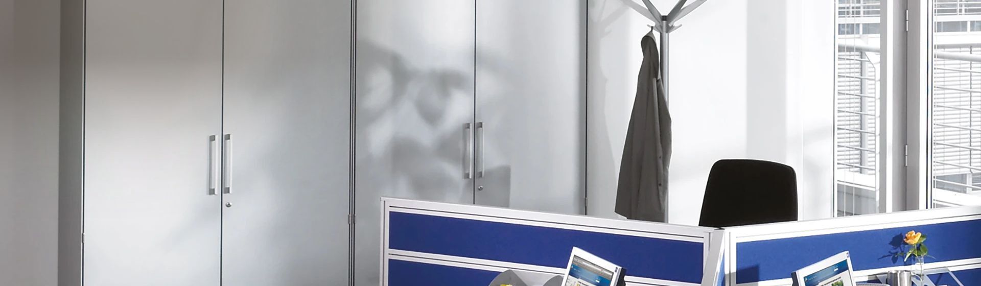 Lichtgraue Flügeltürenschränke von C+P in einem Büro stehend Lichtgraue Flügeltürenschränke von C+P in einem Büro stehend