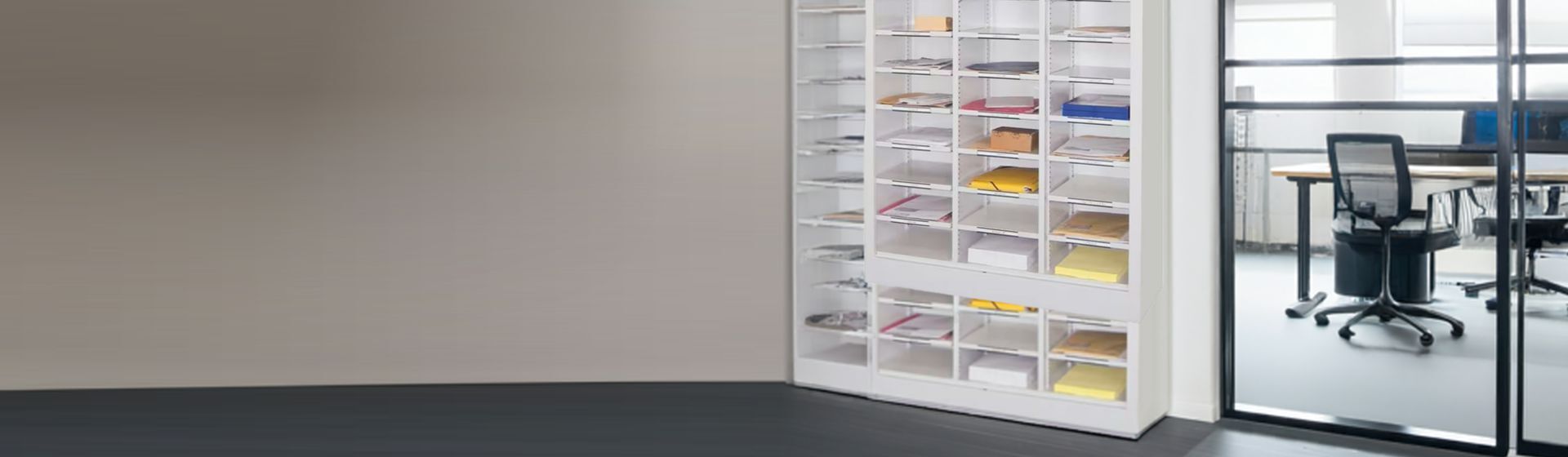 Pavoy Postverteilerschrank in einem Büro stehend Pavoy Postverteilerschrank in einem Büro stehend