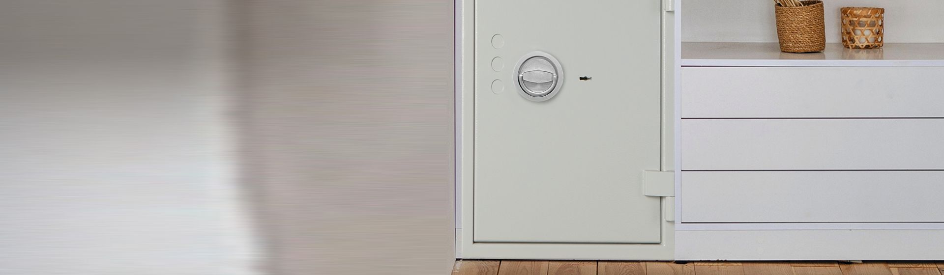 Weißer Tresor von Format verbaut in einem Kleiderschrank Weißer Tresor von Format verbaut in einem Kleiderschrank